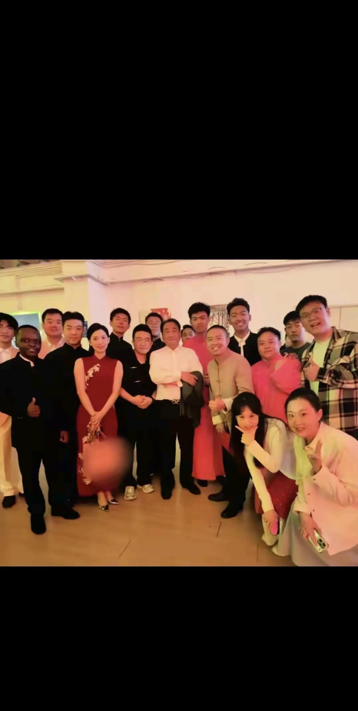 一代相声大师姜昆前往天津，参加“马季杯”相声展演活动，并与参与活动的众人合影留念
