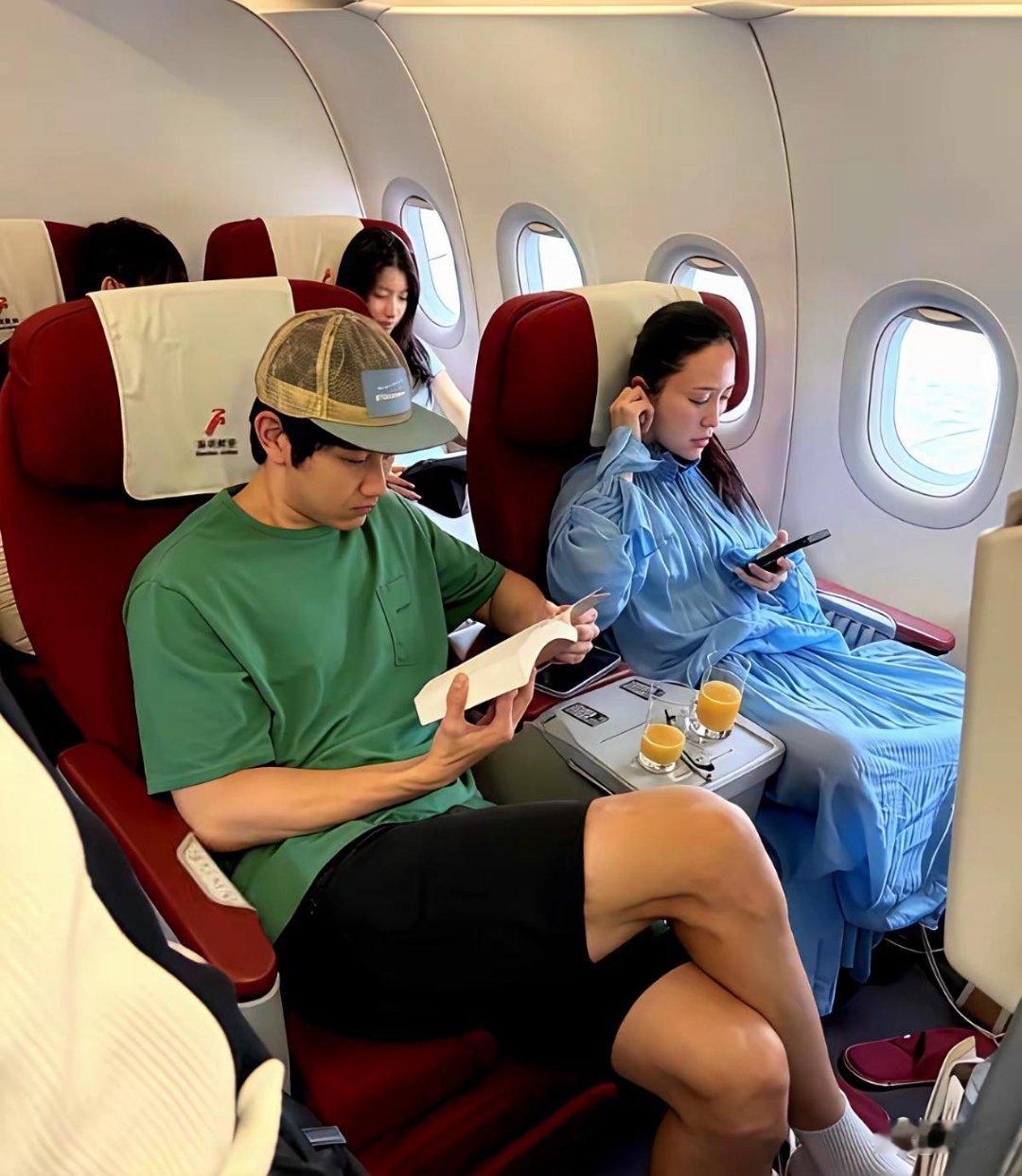 飞机上偶遇金莎和孙丞潇，两人并排坐着全程零交流，真实状态全暴露了。​​​