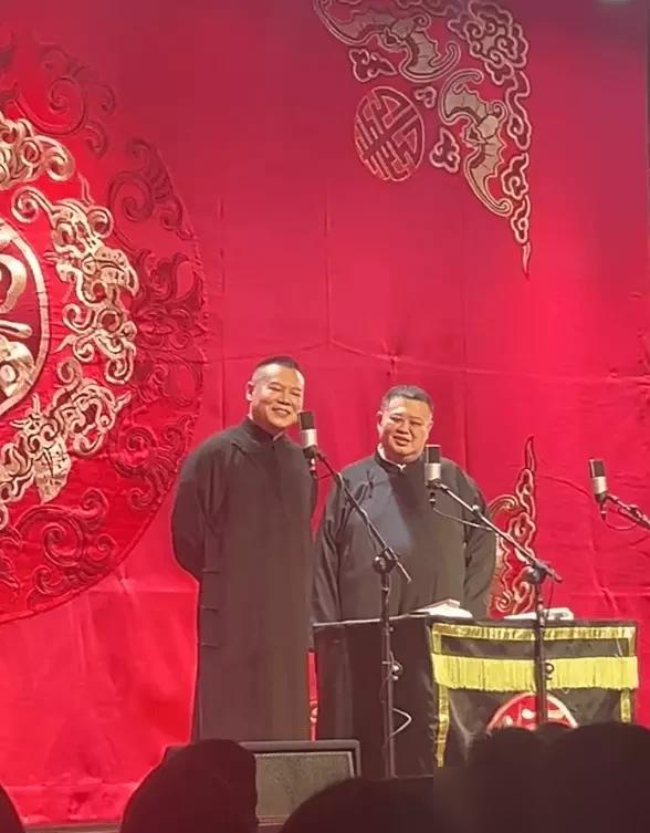 德云社当家的根本不是郭德纲。岳云鹏喊郭麒麟“一哥”，俩人都往后躲，你以为是谦让？