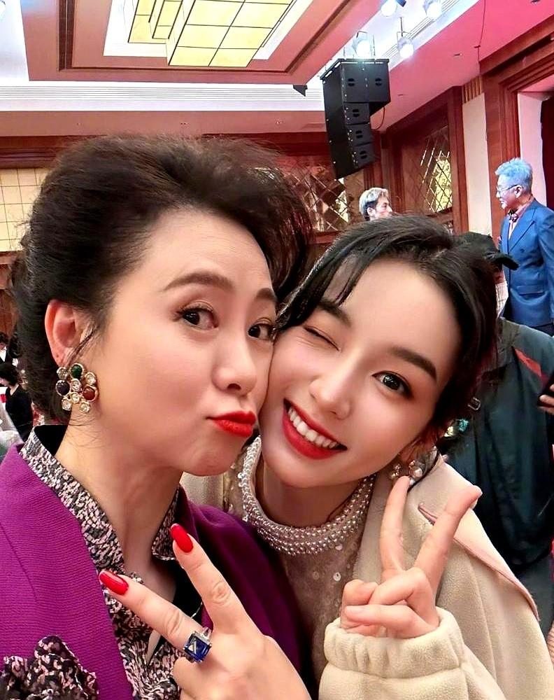 58岁翁虹演女老板，直接把新剧干到飙升榜第一！她半夜自己发剧照，紫色西装裙配