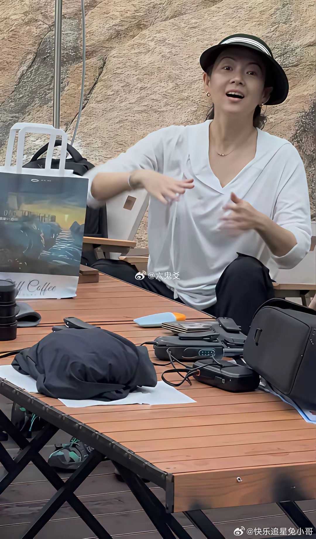 章子怡被路人拍到了近照，纯素颜出镜，和普通人差不多！