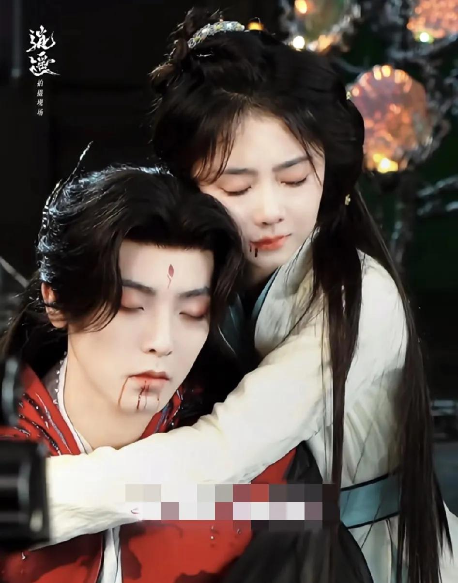 两播热播剧，35岁谭松韵和28岁侯明昊演仙侠，她们说像姐弟。和33岁古力娜扎演