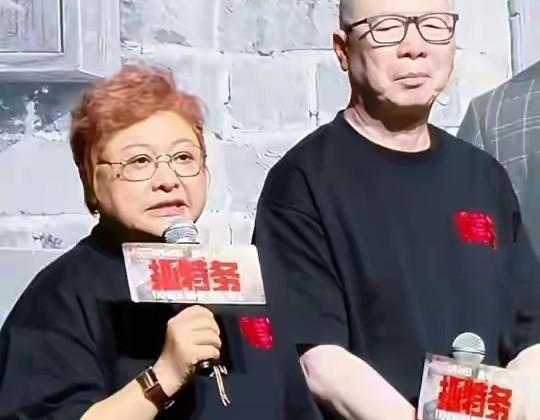 给冯小刚新电影站台，她来了句"希望北京的朋友走个面儿"。结果马未都直接下场怼