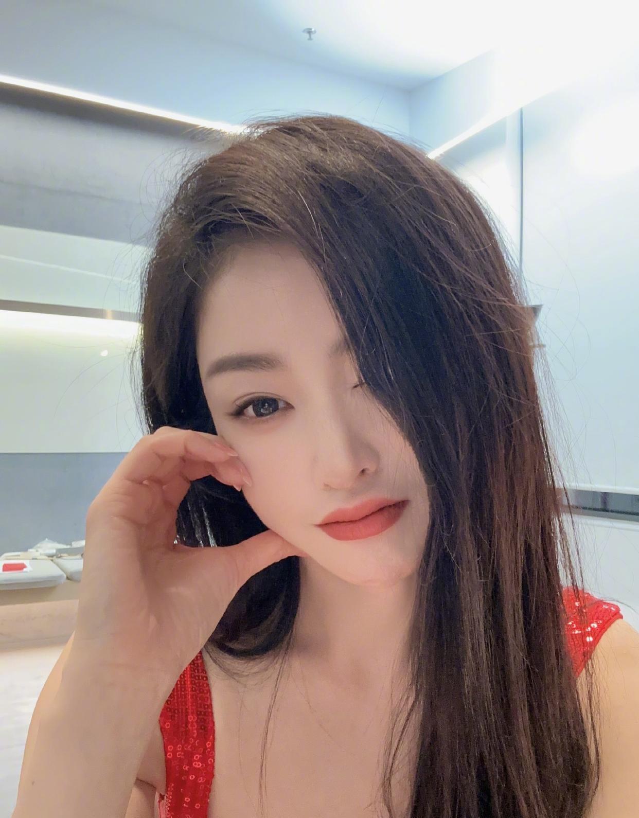 张天爱红色连衣短裙美到炸裂，明艳动人太绝了！