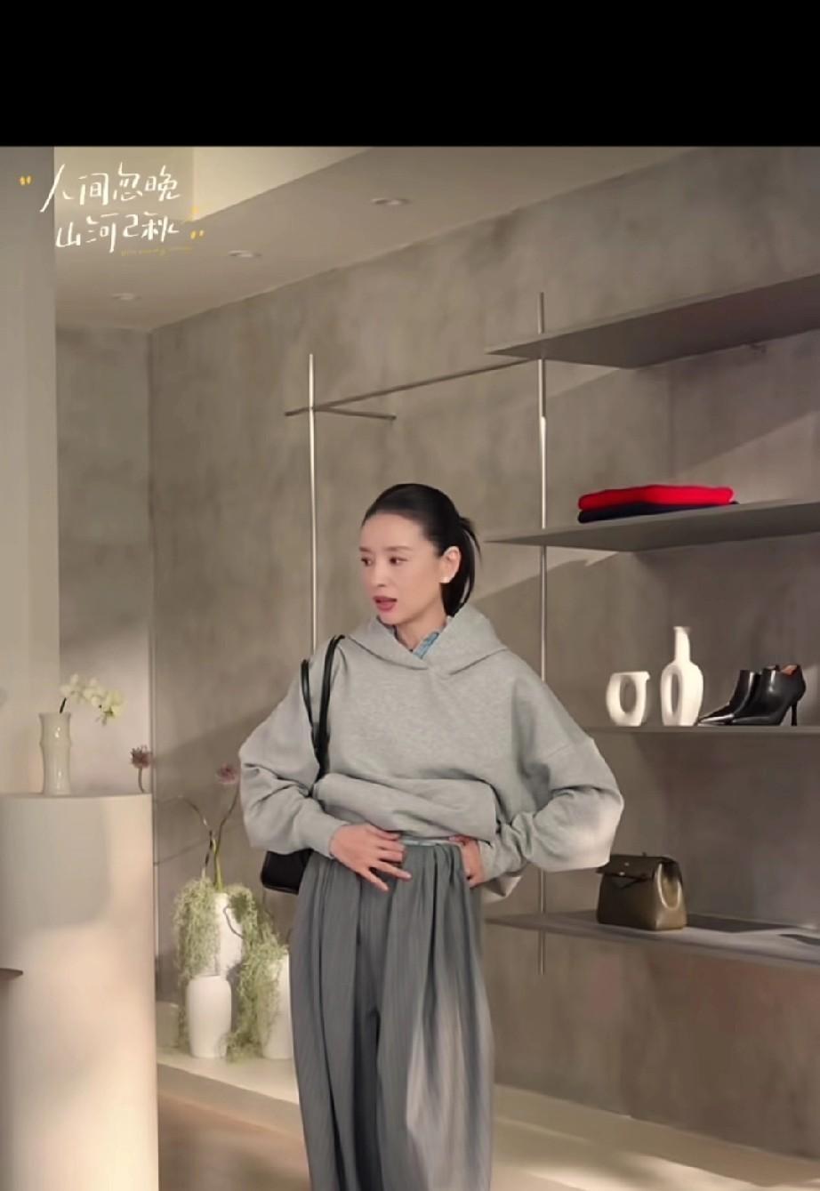 董洁在直播间把米色卫衣随手塞进卡其色气球裤，转了圈自信地说遮胯显瘦，两千条库存转