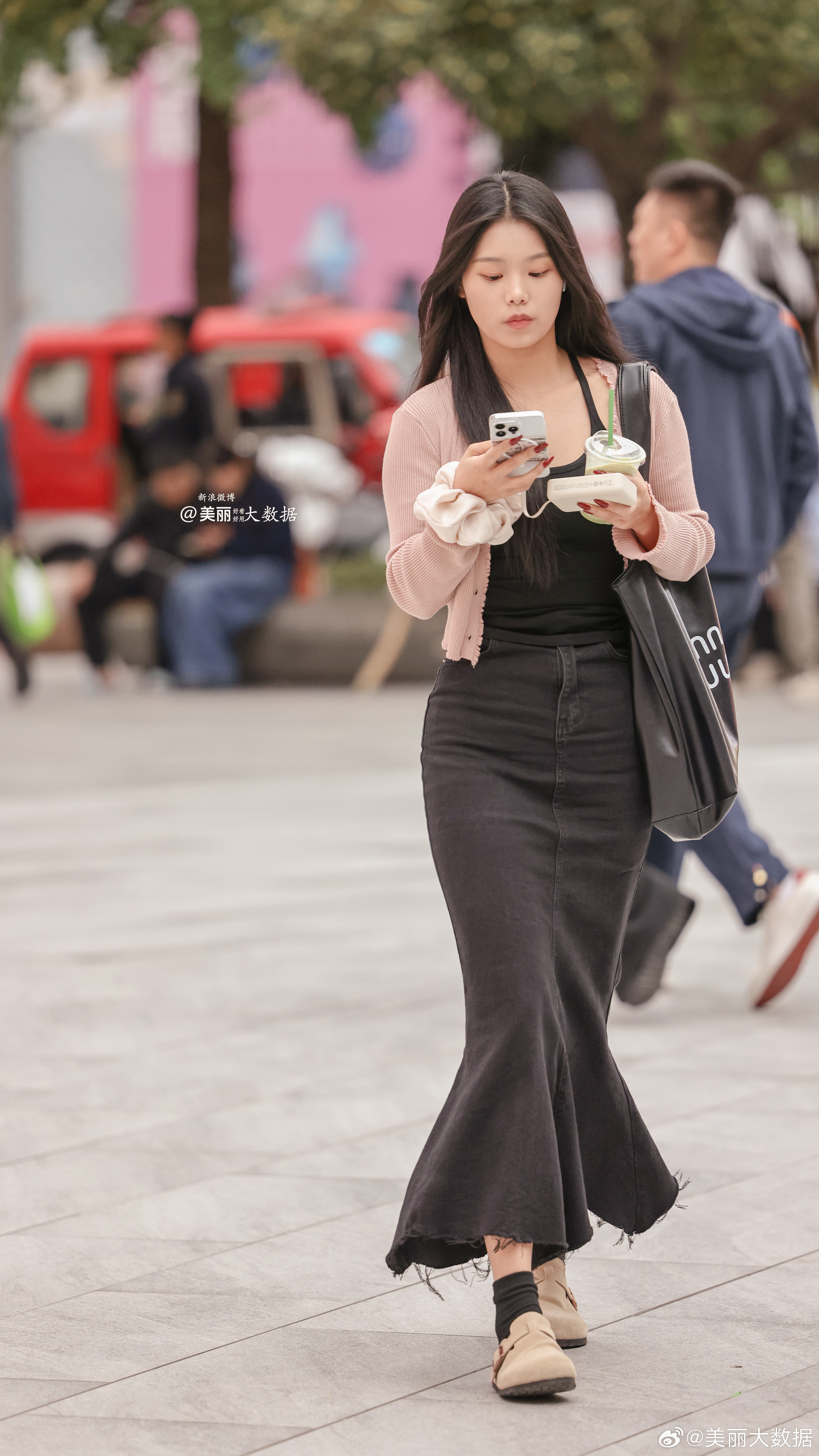 手机、咖啡不离手，生活如此充实！📱☕️