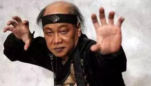 梁小龙被封杀原因曝光！2022年5月，他爆料说：“当年十个人追着我砍，我身中11