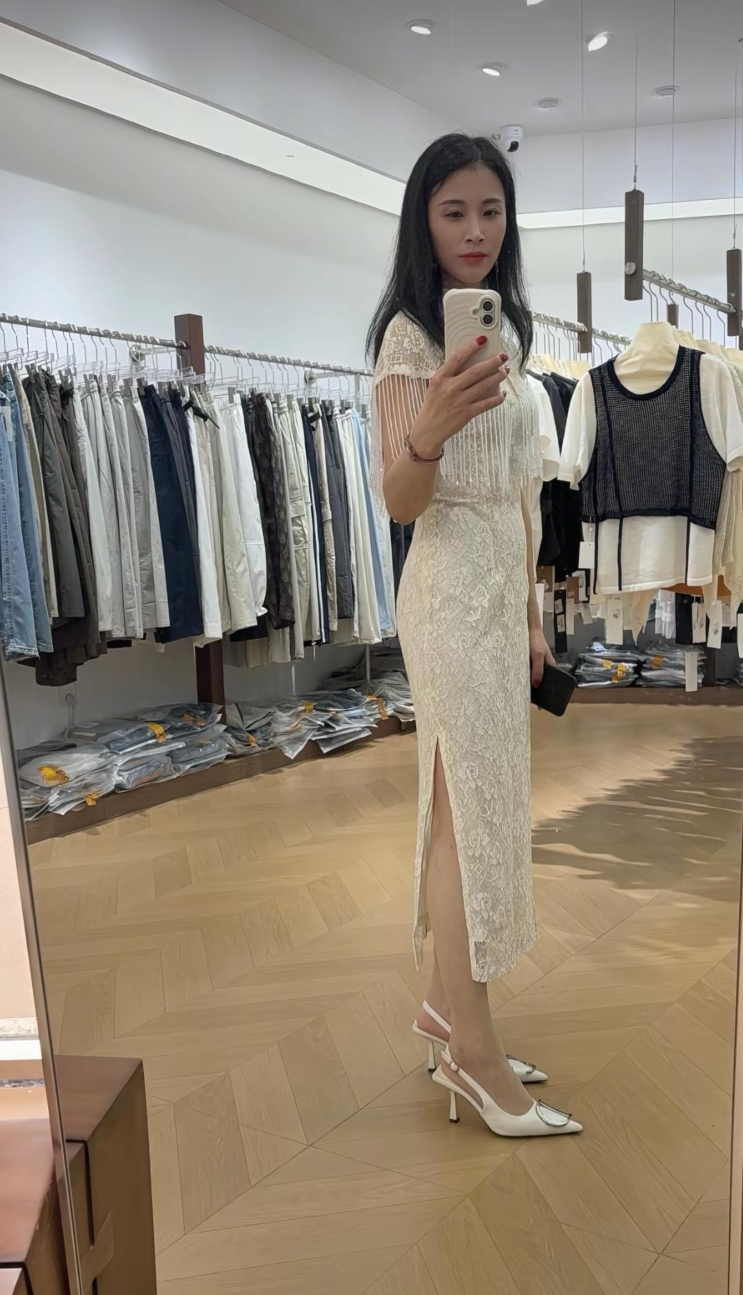 试穿旗袍的美女