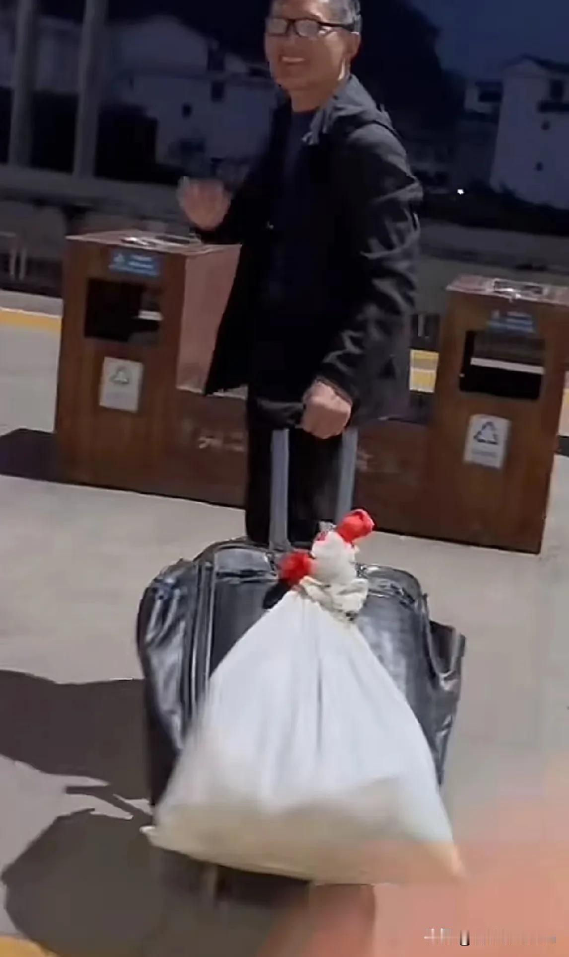 看哭了！这才是把身心献给教育的人。一个小姑娘坐动车途中看到一位头发花白的老人。