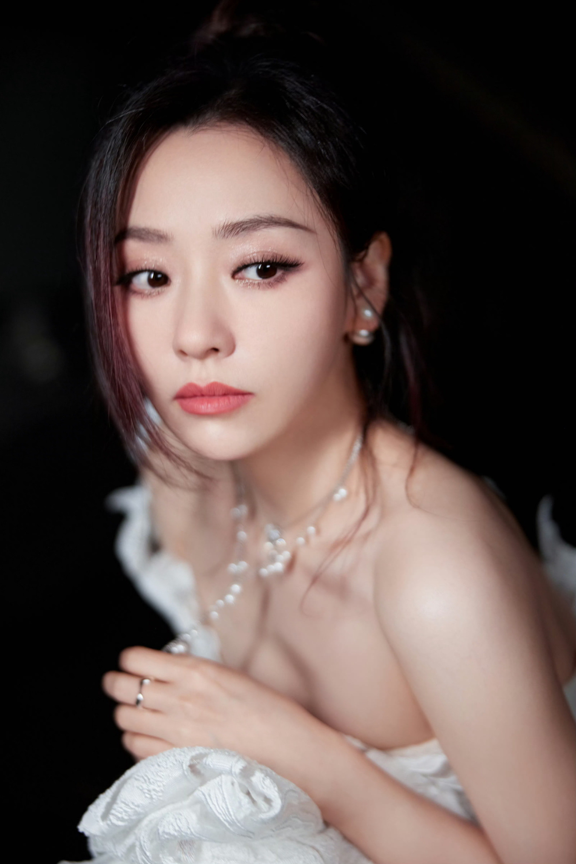 张靓颖，白裙如雪，精致且优雅。张靓颖