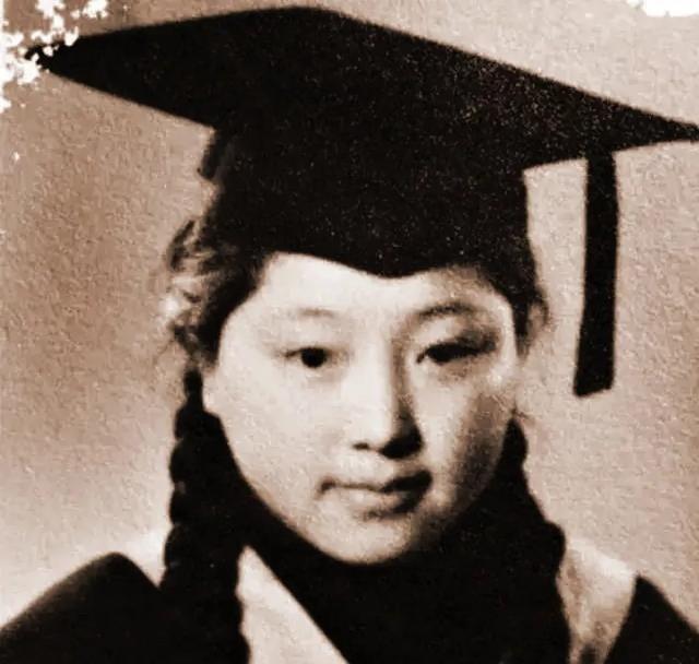 1968年，物理学家钱三强下放陕西。一天，他看见一个女人弯着身子，正在打扫茅厕。