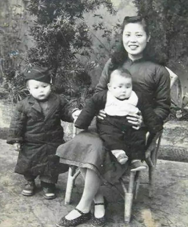 1919年，章士钊纳青楼女子奚翠贞为二夫人，俩人同居5年后，原配妻子得知非常愤怒