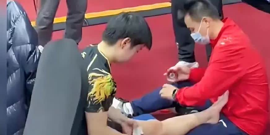 莎宝哭了…谁看了不心疼啊！刚在赛场上把对手打得没脾气的孙颖莎，转身进休息