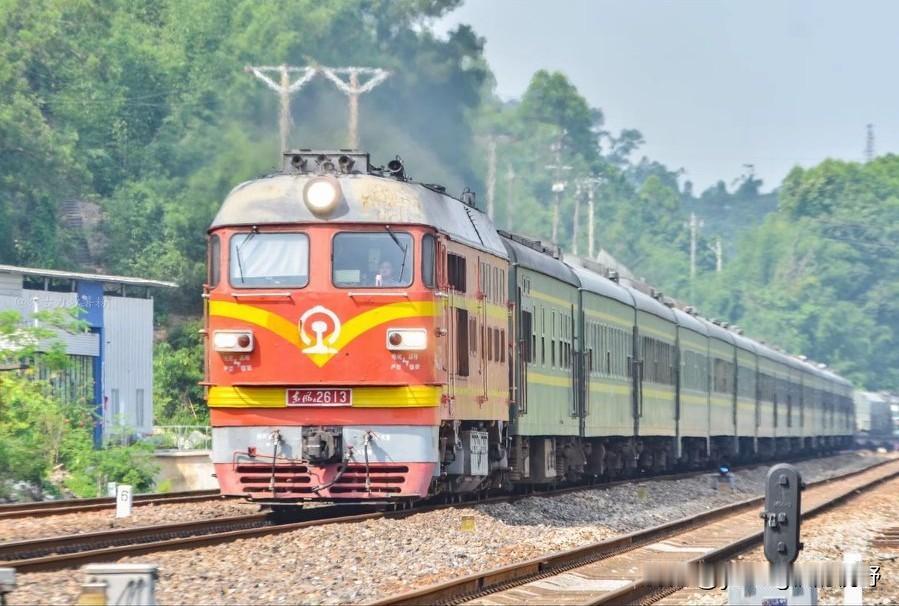 广铁橘子的绝唱。东风4B2613内燃机车，曾经广茂铁路上旅客列车的牵引主力，随着