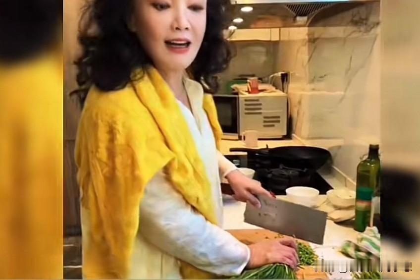 汪宝第一次回奶奶家，张兰高兴的合不拢嘴，还忙活着亲自动手给儿媳妇包饺子。这一