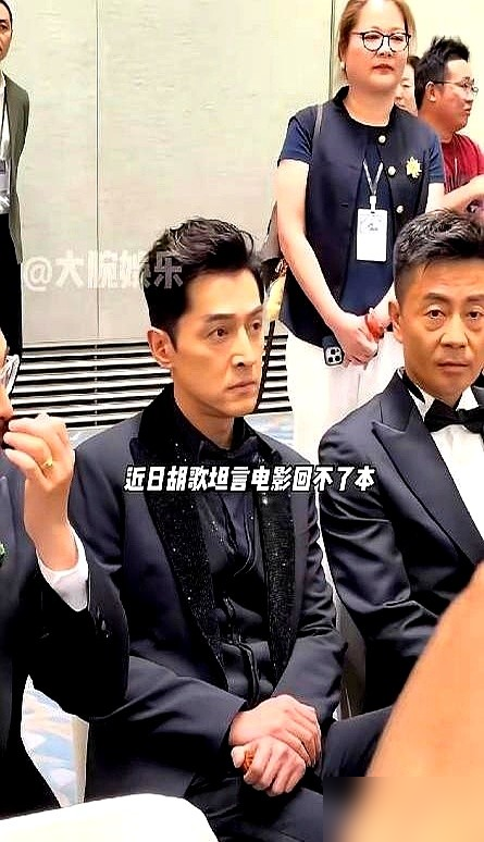 董子健站领奖台上，扭头冲着台下导演喊，我档期很空，求带走。刘昊然紧跟一句，找我工作，谢谢。金钟视帝赵