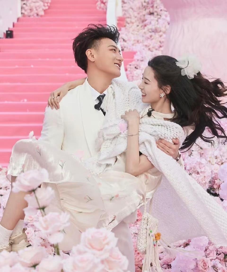 婚纱照全侧脸，我忍了；明星爱凹角度，我忍了；全是右脸藏甜蜜，我真忍不了了。之前