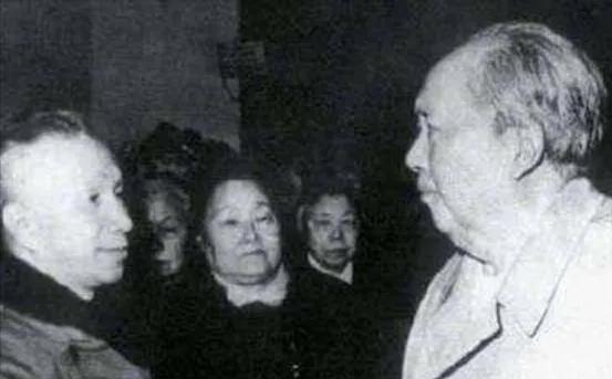 1953年春天，毛主席坐着专列返回北京，火车驶过中原战场，陈毅随行，窗外的景象触