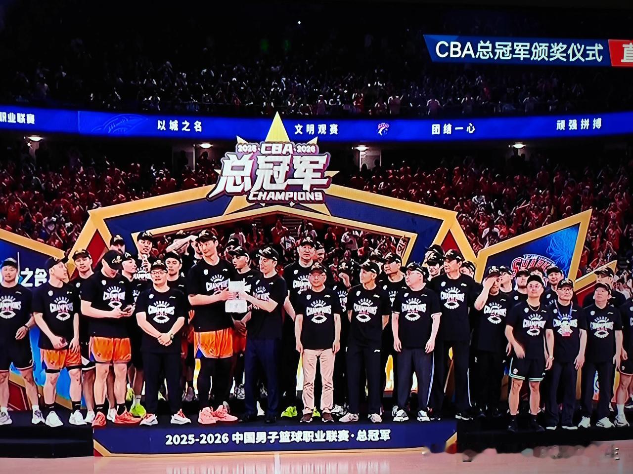 在上海男篮获得CBA总冠军的赛场大合照中，我一直在搜寻一个人的身影，他就是球队顾