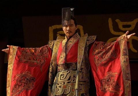 公元前473年，越王宫里来了一个送剑人。文种打开锦盒，愣在原地。那把剑他
