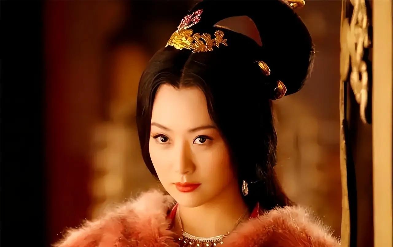 一天，东魏大将军高澄喝多了，借着醉意一把搂住弟媳李祖娥，讪笑道：“弟妹真是国色天