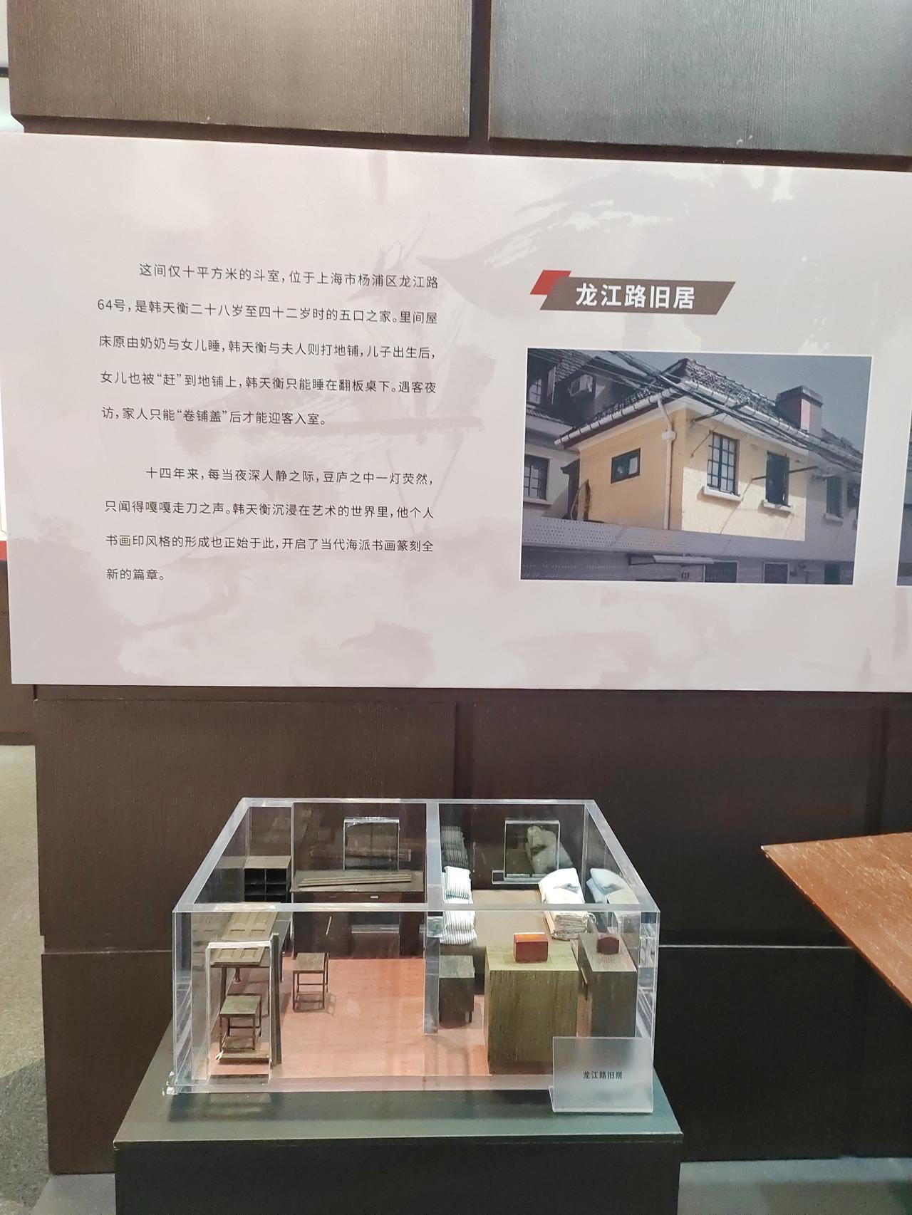 老一辈上海本地人生活有多苦？在这间十平方米的小屋里，曾住着老少青一家五口人。