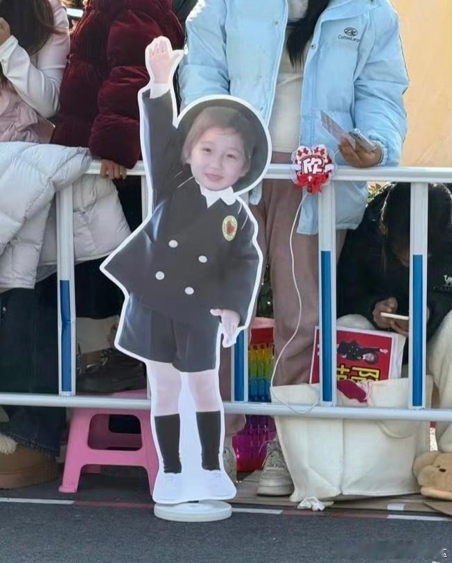 虞书欣遇见了小时候的自己这是哪个粉丝放的虞书欣小时候的照片😂怎么可以这么有心！