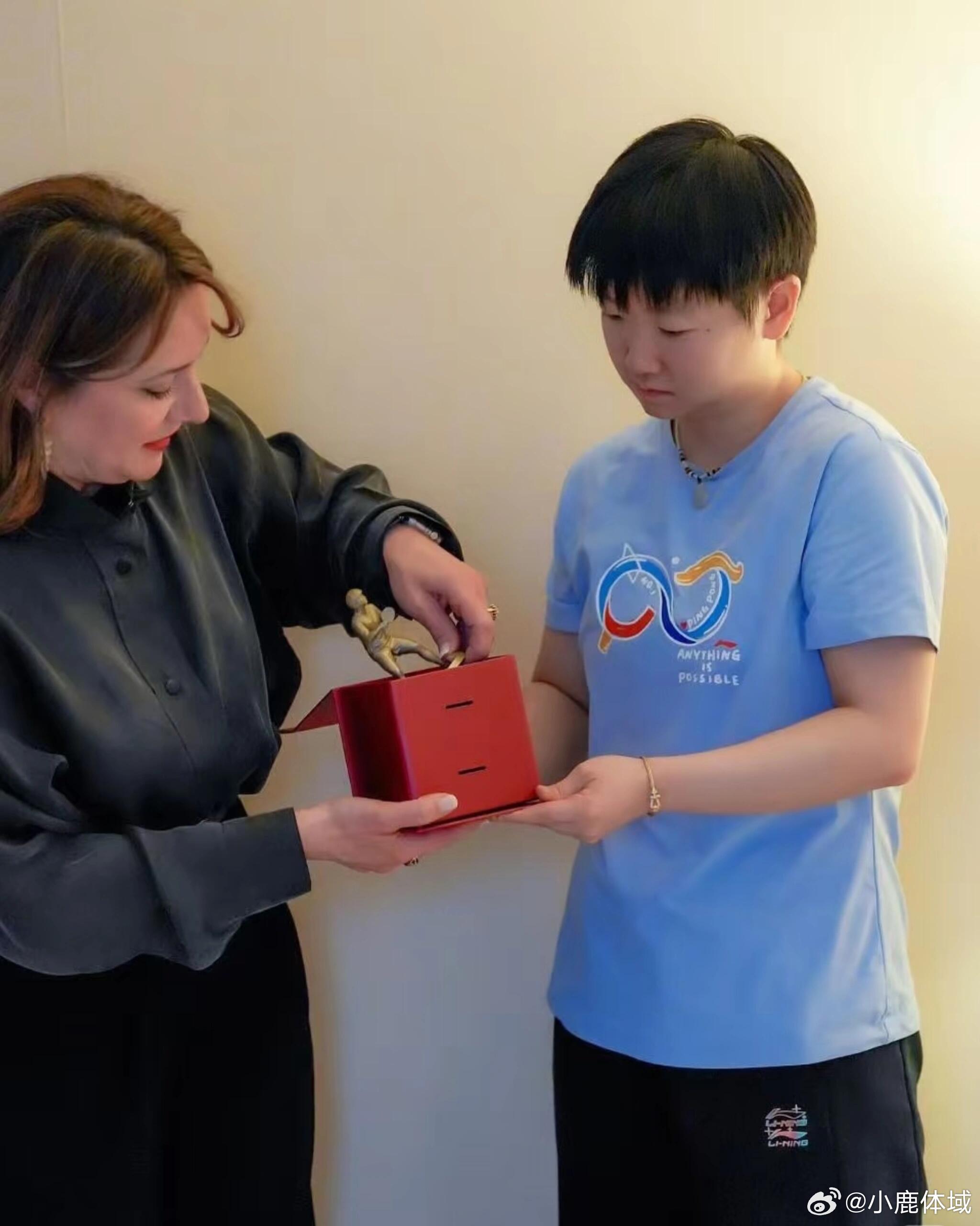 孙颖莎乒乓百年再续中英情谊猫咪大王再续乒乓百年中英情谊这再次印证了莎莎大王的国际