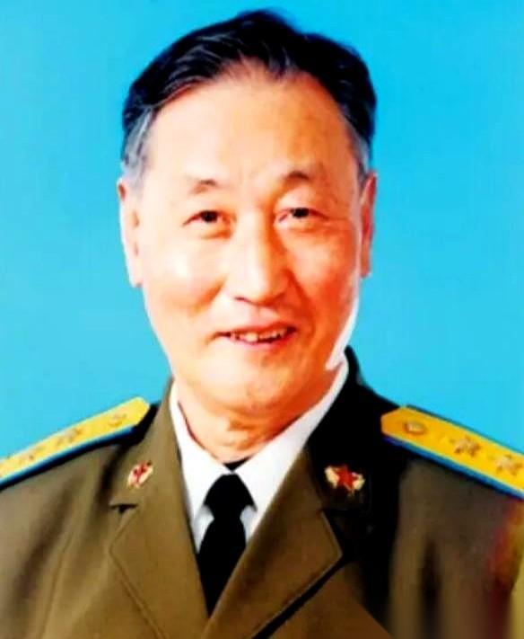 飞机都掉头准备回家了。油不多，炮弹也快打光了。结果往云下一瞟，好家伙，黑压压