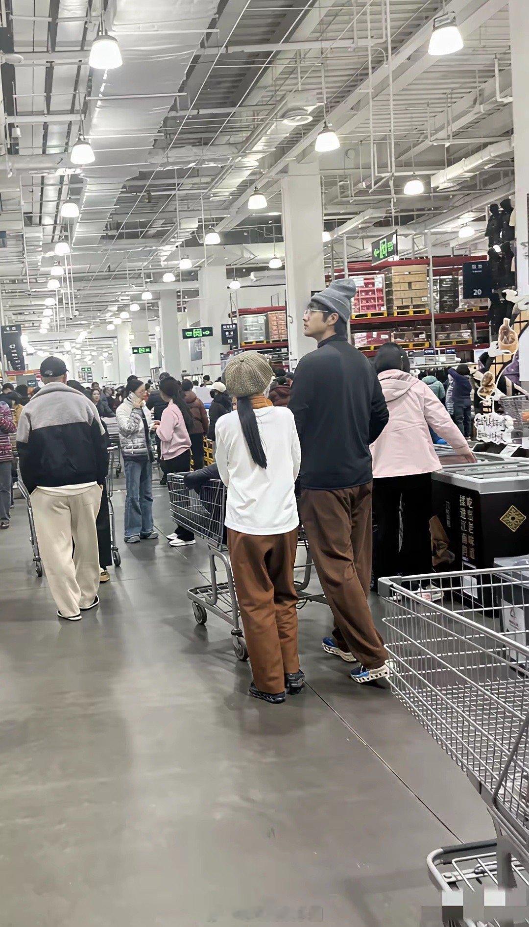 金莎的男朋友真的好高好帅呀！