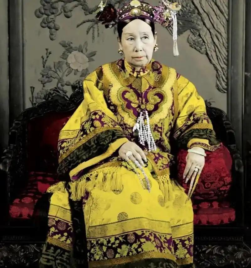 1901年，慈禧为了取悦洋人，命令军机处大臣赵舒翘自杀。上午八点，赵舒翘接连吃