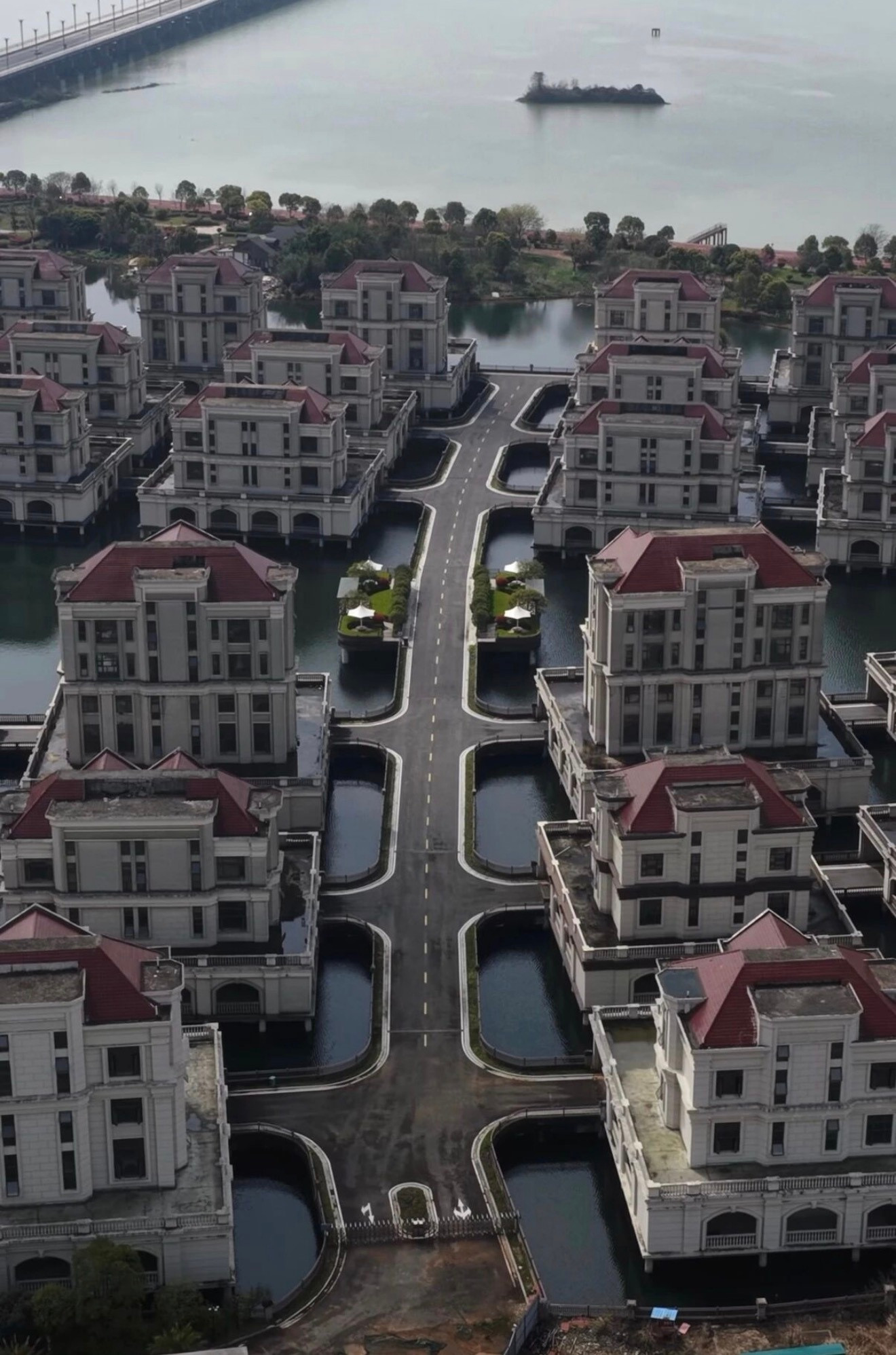 哪个设计师这么有才，竟然把小区建在了鱼塘上面