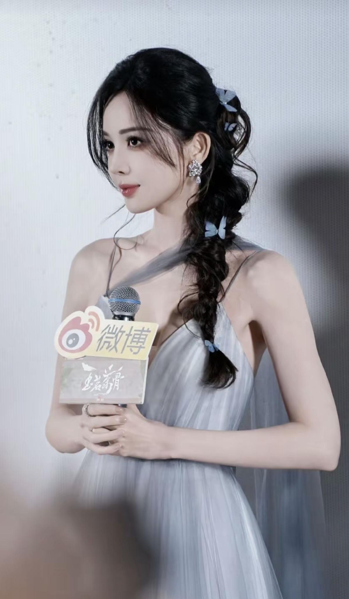 古力娜扎的状态真的杀疯了！吊带纱裙+蝴蝶编发，清冷又灵动，美得毫不费力[兔年大吉