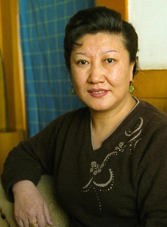 2005年，她突发疾病去世，留下巨额存款，长期和她同居但是并没有领证的丈夫却说：
