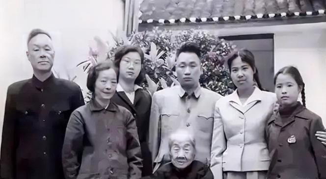 解放后，杨开慧母亲跪地痛哭：她不是在哭女儿，是在替那个不敢哭的自己，补一场迟到2