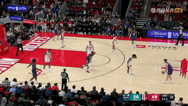 火箭巨星杜兰特对申京真是忍无可忍了！在今天火箭主场迎战黄蜂的比赛中，当时比赛进行