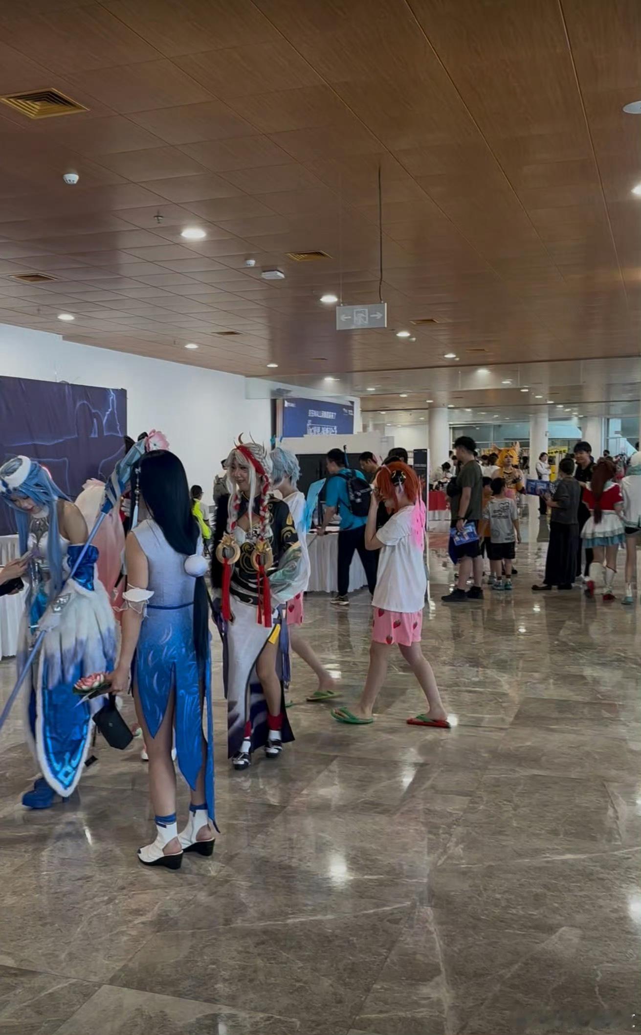 郑州漫展上美女云集郑州漫展现场颜值氛围感拉满，众多高颜值coser齐聚一堂，各式
