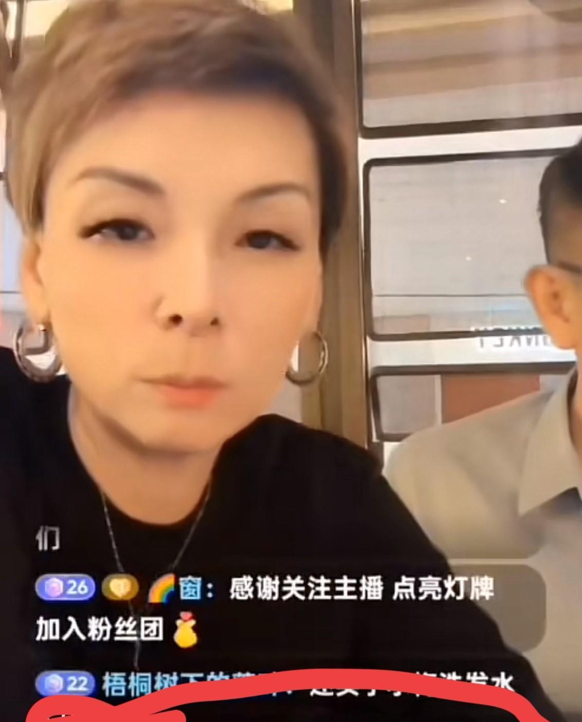 看似洋洋在店里直播其实她观察的不少！今晚对手忙脚乱的店长有点不满意。直播的时候