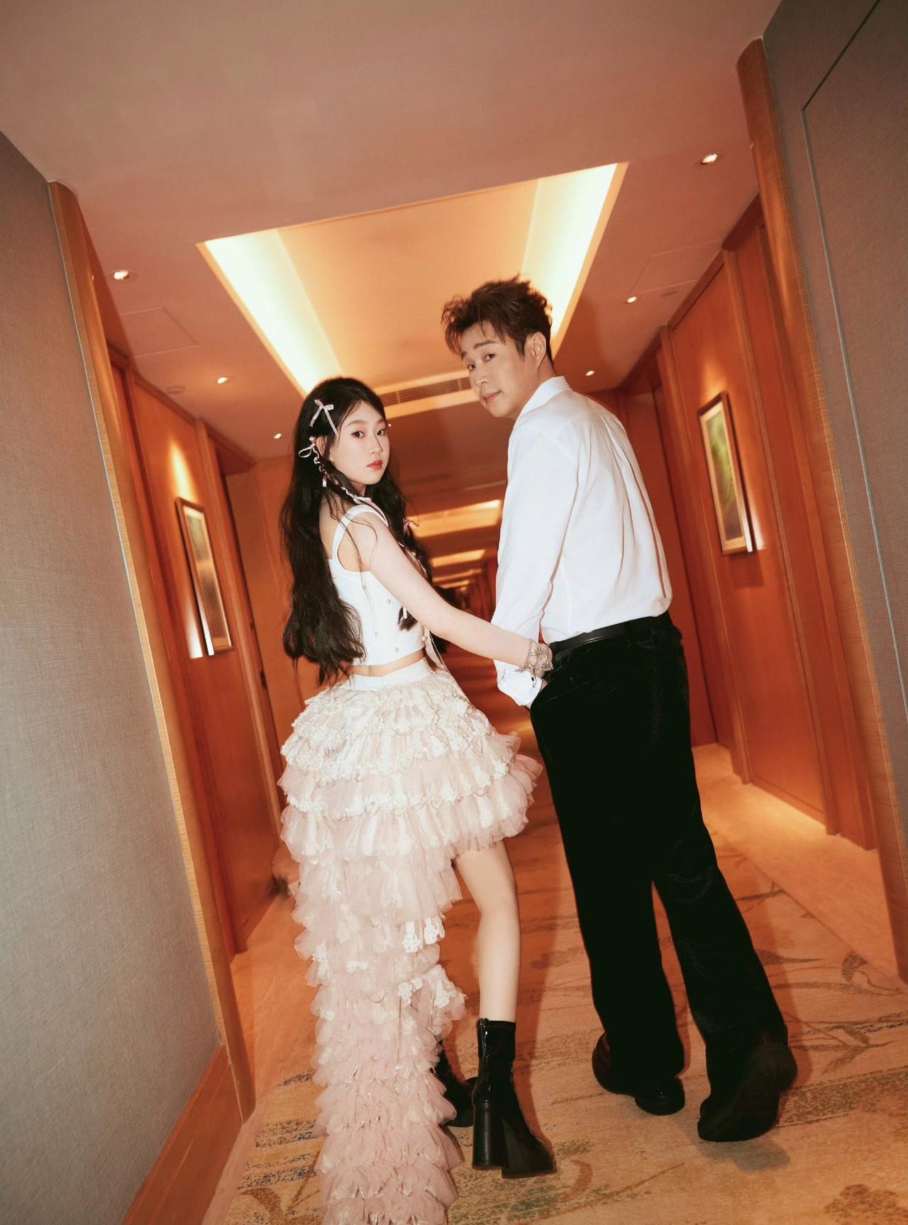 小沈阳和女儿沈佳润的同台照片，感觉小沈阳对于女儿的梦想真是给了全方位的支持，沈佳
