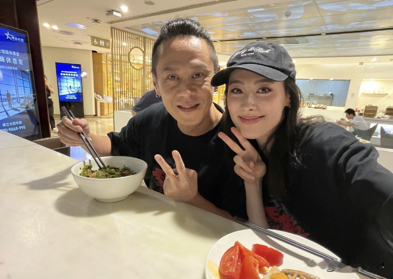 梁洛施和男友马浴柯，放闪。