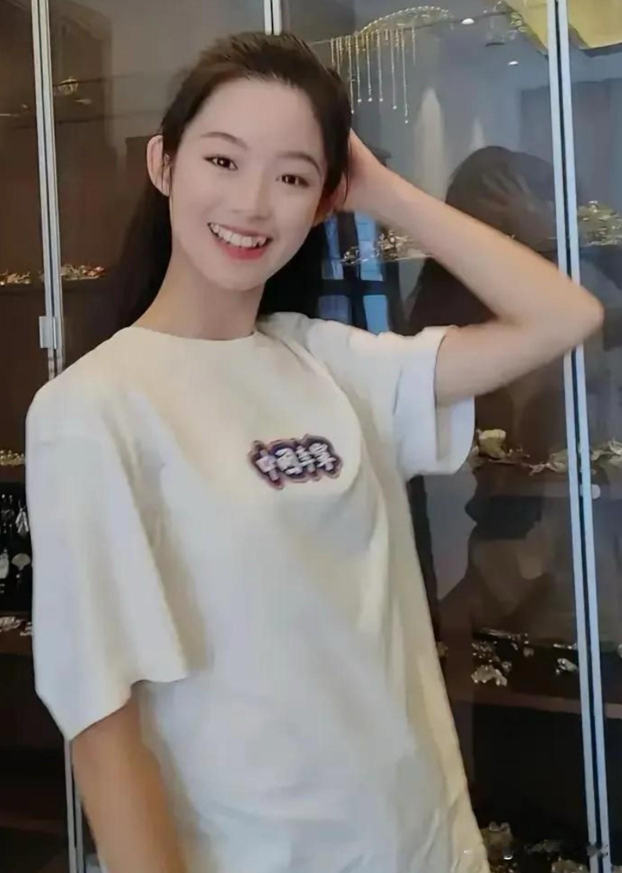 她来了，她来了，她迈着
