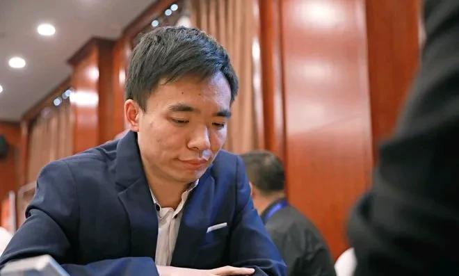 真是不可思议，在象棋积分第一人曹岩磊昨晚的直播中，有个叫魏德刚的棋迷竟发弹幕问“