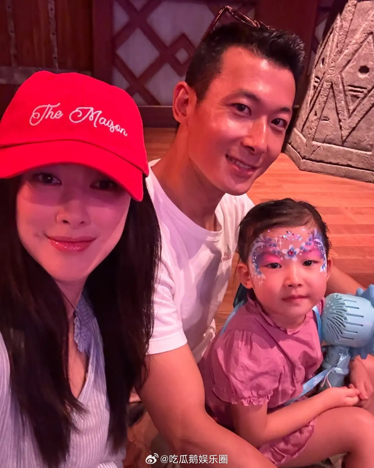 朱珠和老公王昀佳为女儿庆祝4岁生日，一家三口到香港迪士尼乐园游玩，看起来好幸福！