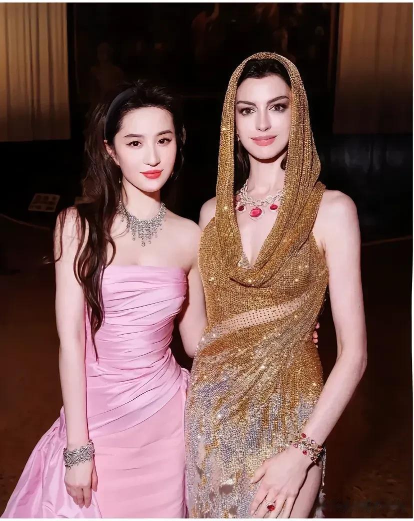 中西方美女的大比拼，你觉得刘亦菲漂亮还是安妮海瑟薇漂亮？刘亦菲看起来粉嫩粉嫩的