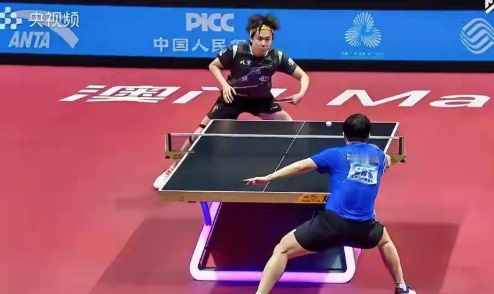 爆冷！世界第一输了！樊振东无排名照样杀进全运会决赛全运会乒乓球男单半决赛，上演了