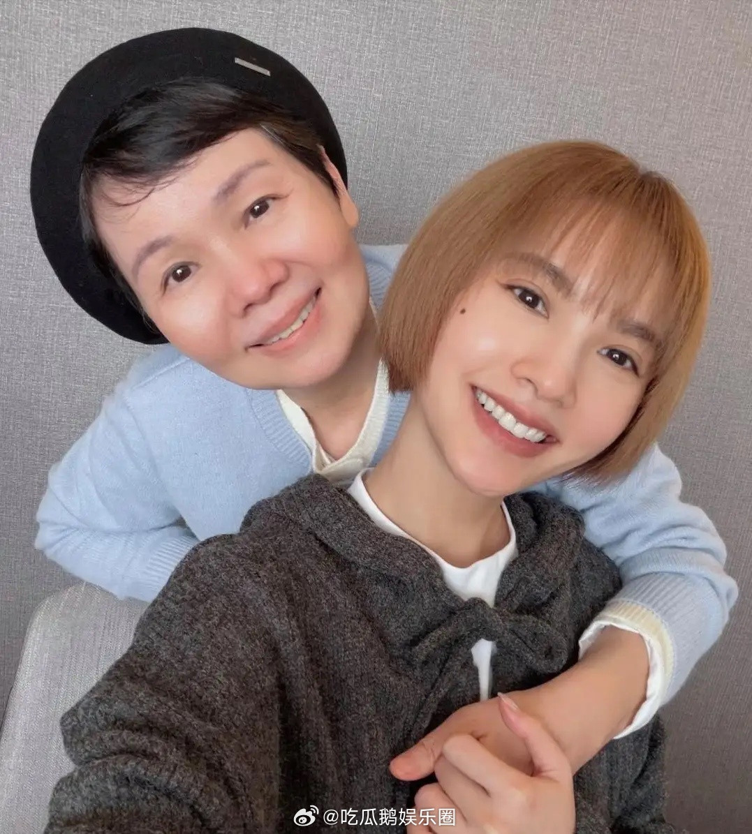 杨丞琳晒出和妈妈的亲密合照，母女俩长得很像，连笑起来嘴角的弧度都一样，她的妈妈今