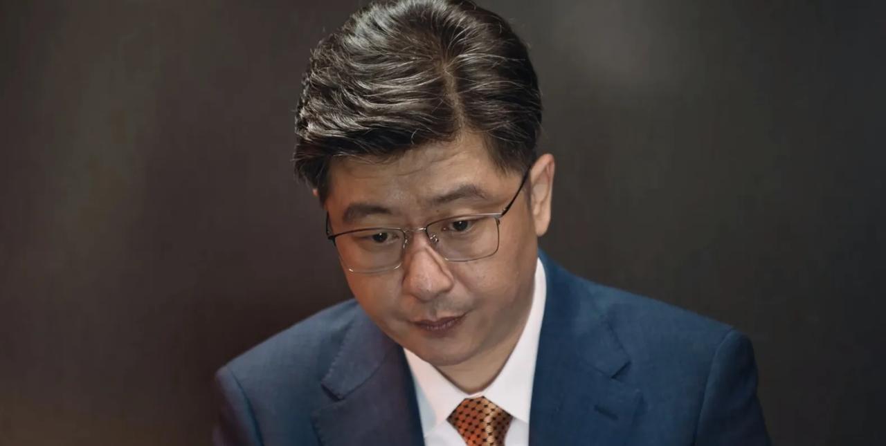 《利剑玫瑰》瘸哥的身份基本上可以确认了！他不是邓妍的表哥叶明修，就是鼎顺集团里