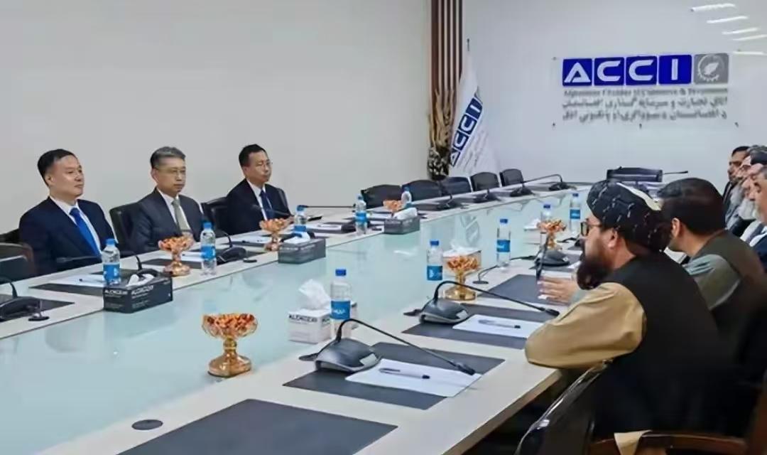 瓦罕走廊修通了碎石路，口岸却一扇没开，到底卡在哪儿了。去年五月，塔利班那边正