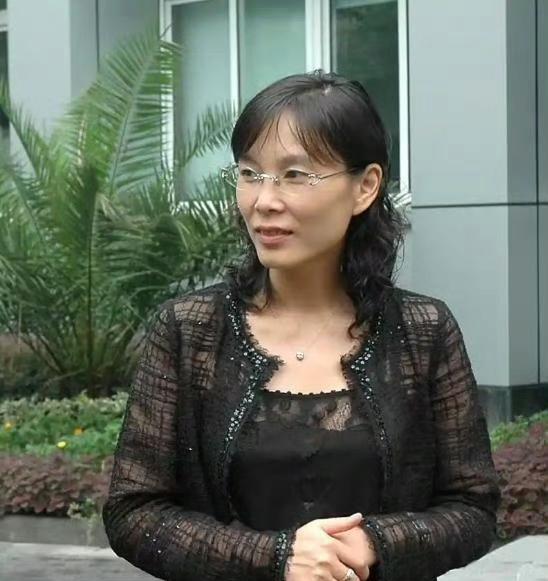像杜建英这种能力强劲又不丑的女人都是心高气傲的，但如此心高气傲一辈子被压一头、被