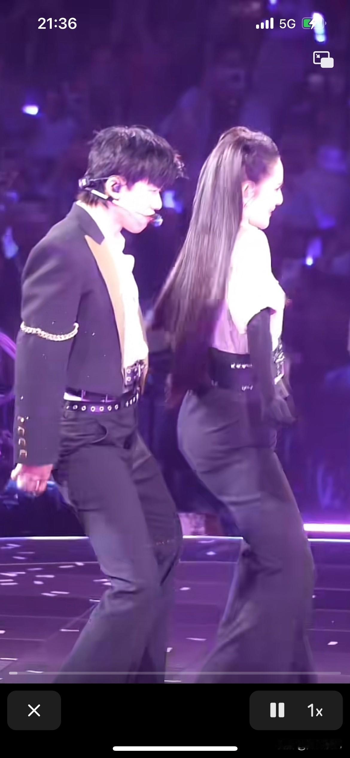 张杰老师不该带自己老婆谢娜出来跳舞啊，谢娜的身材让观众们不淡定，裤子太紧出糗了。